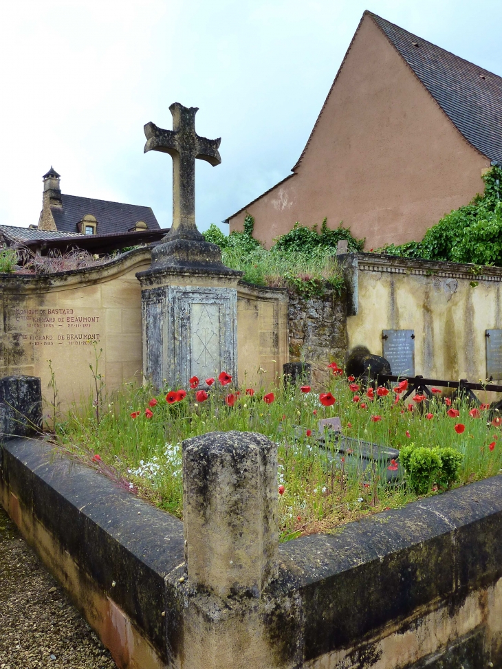 Belle Tombe du Cimetière. - Domme