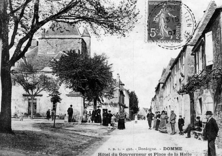 Hôtel du Gouverneur et Place de la Halle; début XXe siècle (carte postale ancienne). - Domme