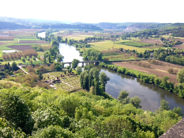 Vue sur la vallée de la Dordogne depuis le belvédère de la Barre. - Domme