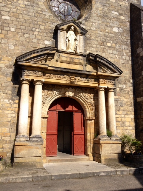 Le portail de l'église. - Domme