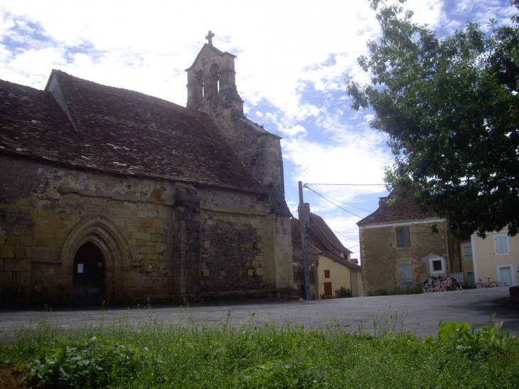 L'église romane de Gandumas, son portail 13ème et son clocher mur. - Dussac