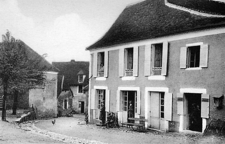 Le village, vers 1940 (carte postale ancienne). - Dussac