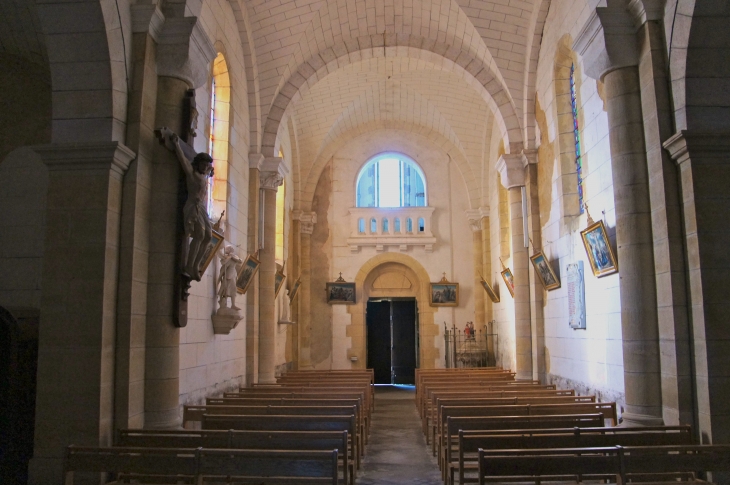 La nef vers le portail - Eglise Saint Pierre ès Liens. - Dussac