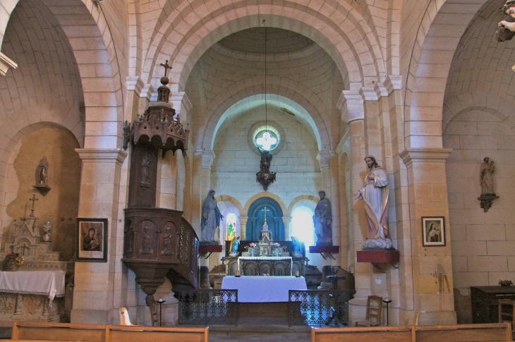 Le transept de l'église saint Pierre ès Liens. - Dussac