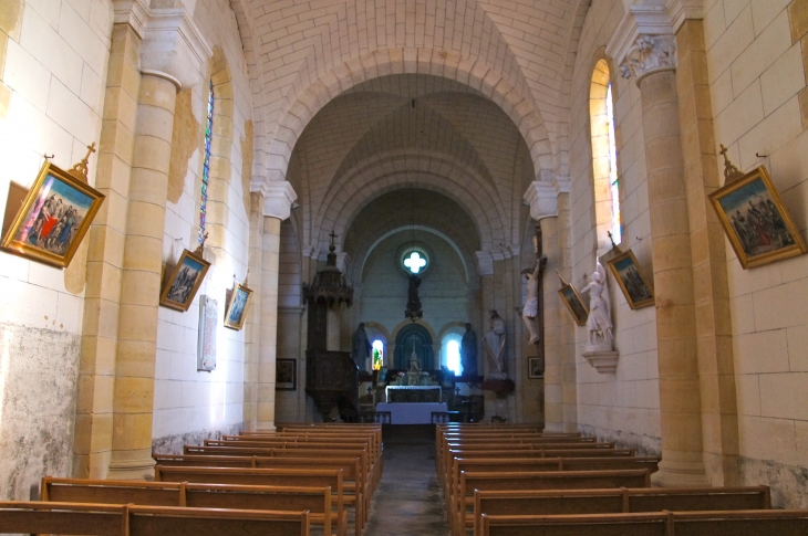 Eglise Saint Pierre ès Liens : la nef vers le choeur. - Dussac