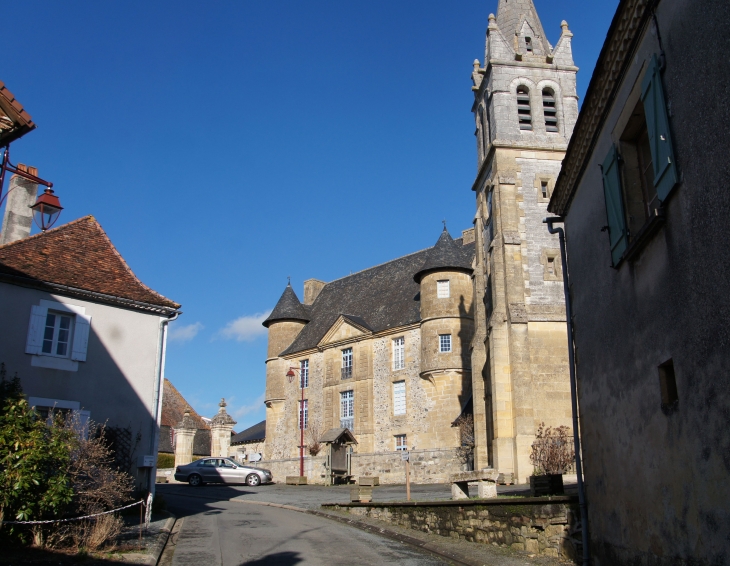 Le Château et l'église. - Dussac