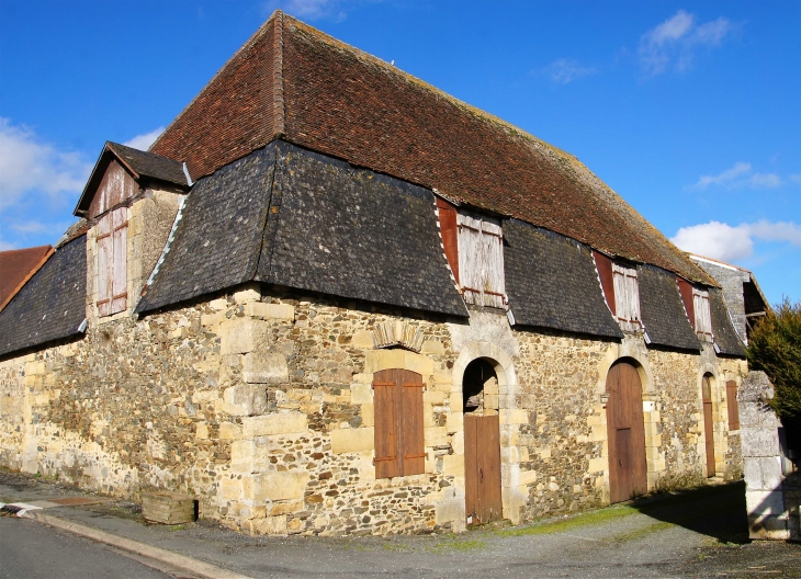 Une ancienne dépendance du château. - Dussac