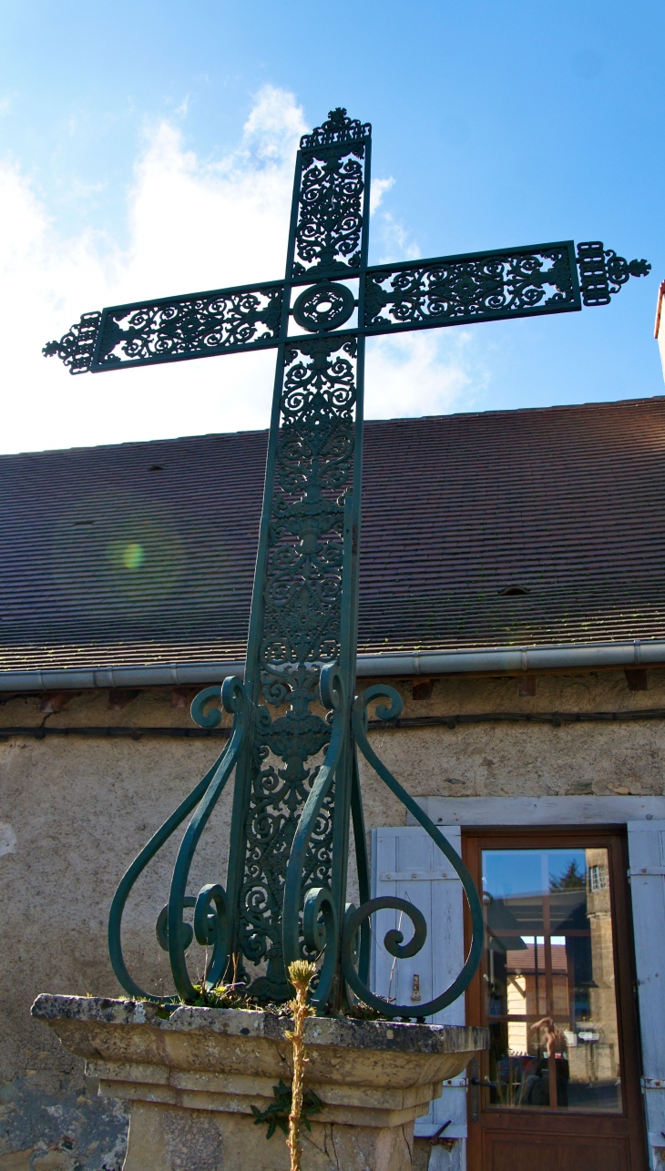 Croix monumentale au carrefour principal du village. - Dussac