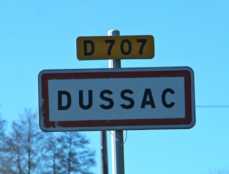 Autrefois : Duyschac en 1337, Duchacum en 1365. - Dussac