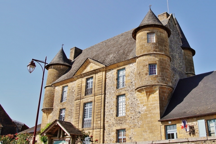 Château et Mairie - Dussac