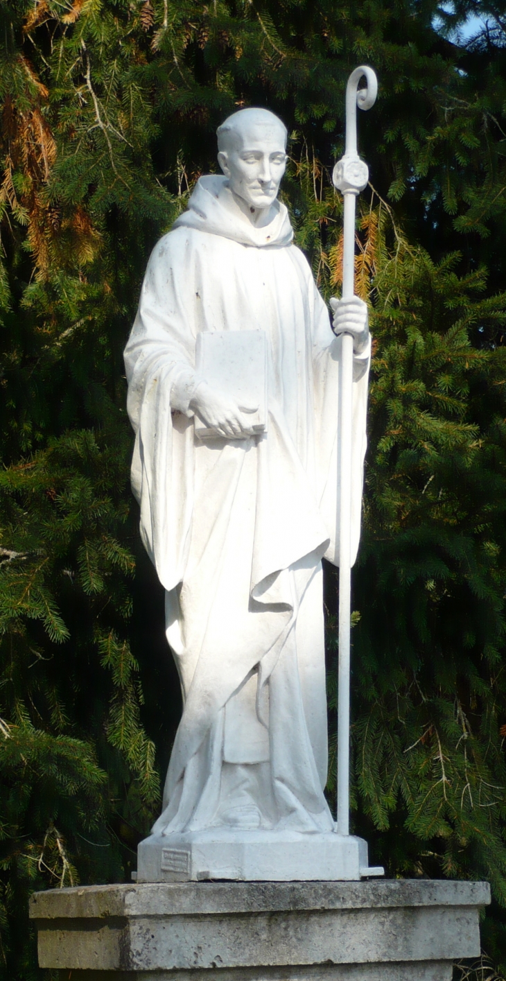 Statue du parc de l'Abbaye cistercienne Notre Dame de Bonne Espérance. - Échourgnac