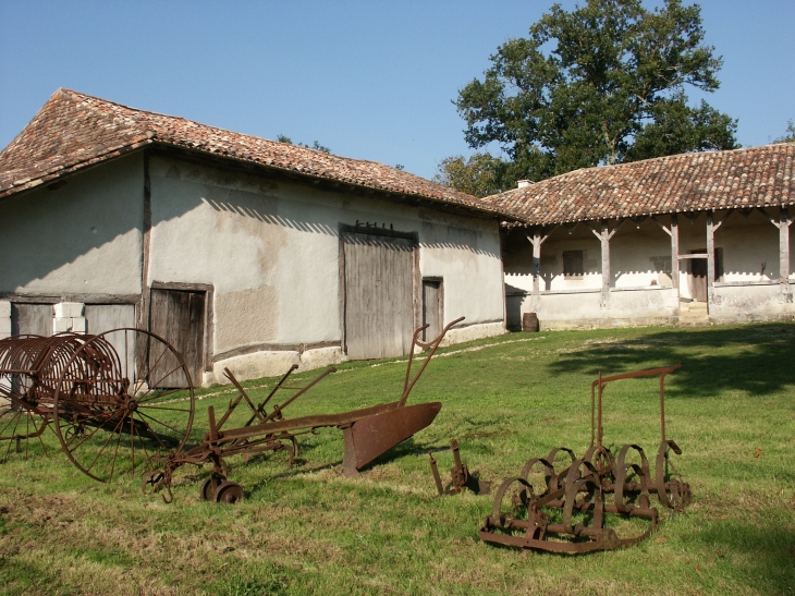 Les vieux outils de la Ferme du Parcot. - Échourgnac