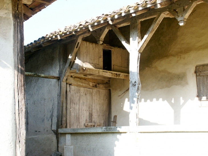 Détail de la galerie en bois. - Échourgnac