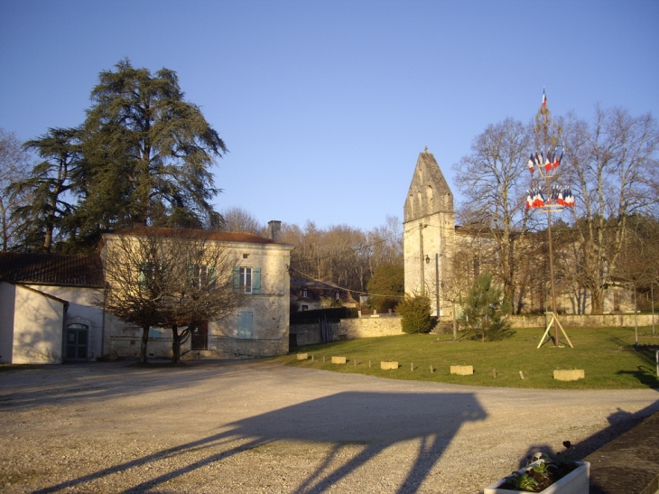 Le centre du village avec la mairie et l'église. - Église-Neuve-d'Issac