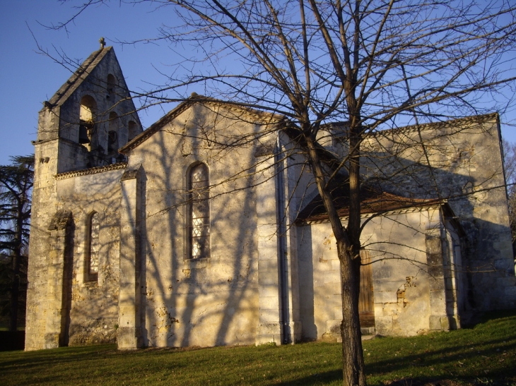 L'église 19ème avec quelques parties 15 ème. - Église-Neuve-d'Issac