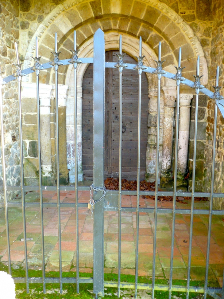 Grille condamnant l'entrée de l'église. - Étouars