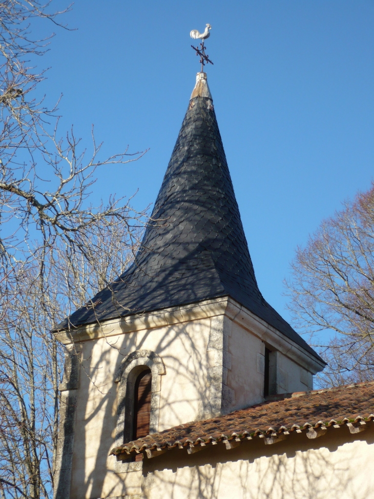 Clocher de l'église, origine romane, remaniée par la suite. - Étouars