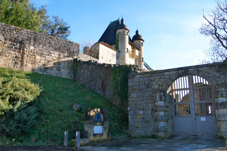 Une entrée du château. - Excideuil