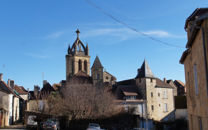 Vue-sur-la-ville. A droite commanderie de Saint Antoine. - Excideuil