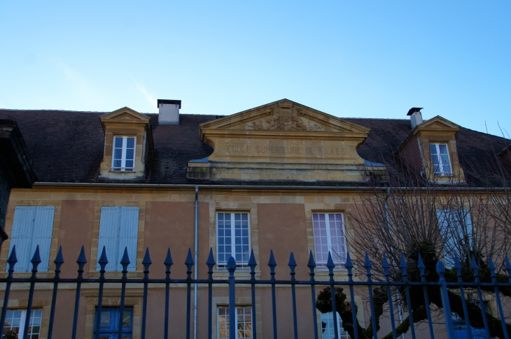 Le Fronton de l'école supérieure de Filles. - Excideuil