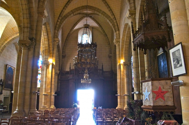 Eglise Saint Thomas : la nef vers le portail. - Excideuil