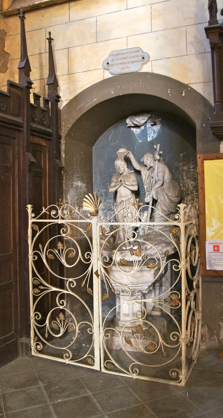 Les fonts baptismaux. Eglise Saint Thomas. - Excideuil