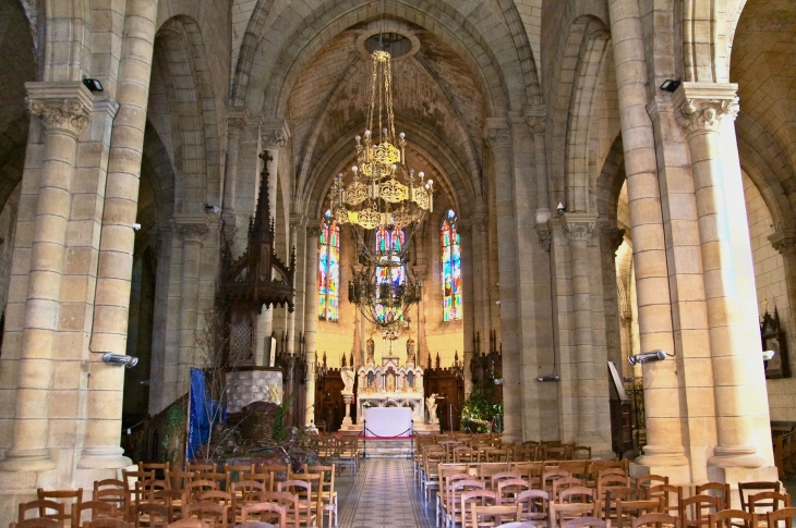 Eglise Saint Thomas : la nef vers le choeur. - Excideuil