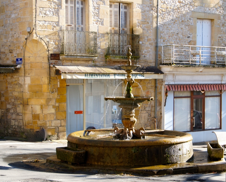 La Fontaine place Bugeaud. - Excideuil