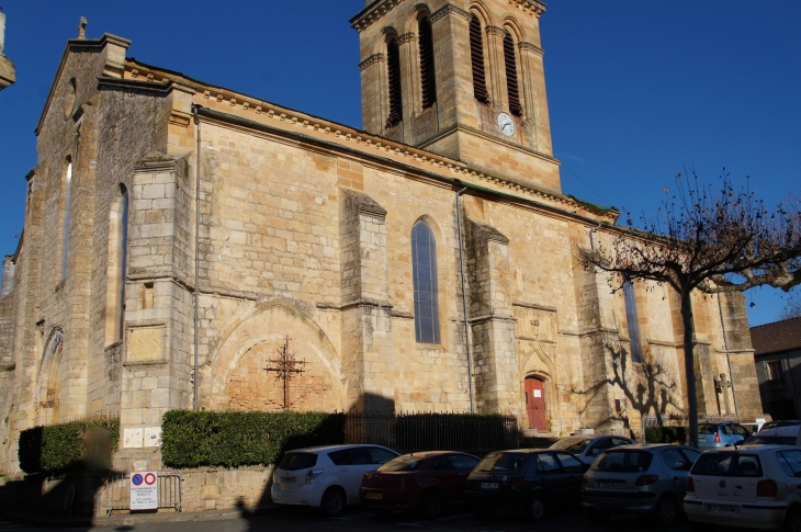 Façade latéral sud de l'église Saint Thomas, romane modifiée au XVe siècle. - Excideuil