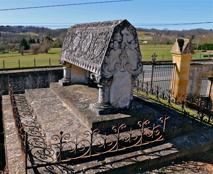 Dans le cimetière - Excideuil