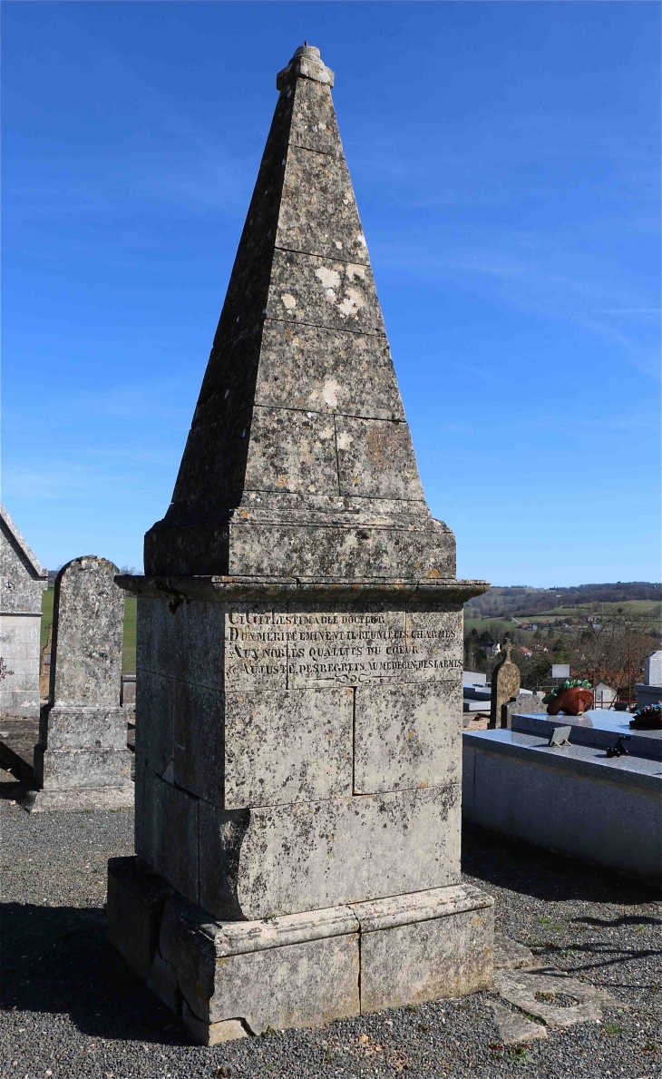 Dans le cimetière - Excideuil