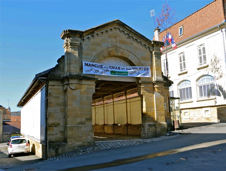 La Halle et son grand portail de 1870 - Excideuil