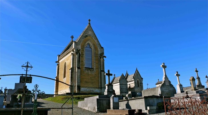 La chapelle centrale du cimetière ornée de gargouilles - Excideuil