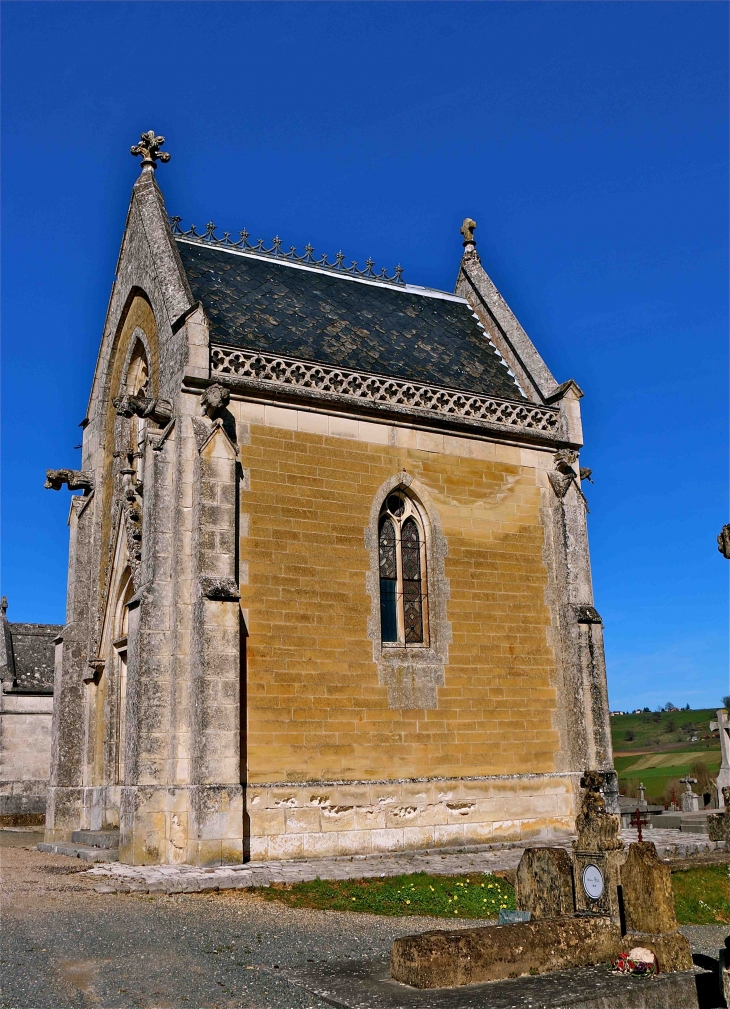 La chapelle centrale du cimetière ornée de gargouilles - Excideuil