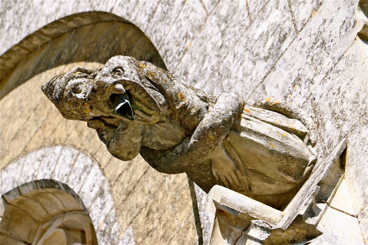 La chapelle centrale du cimetière ornée de gargouilles - Excideuil