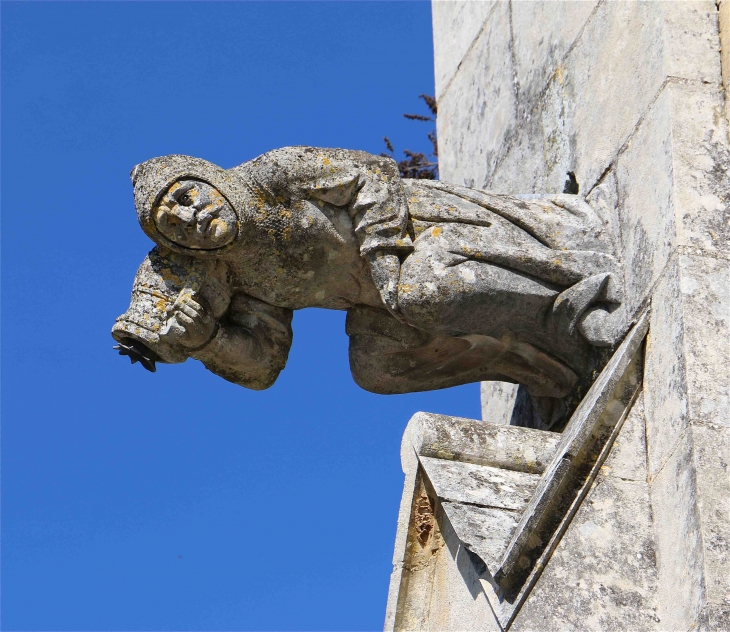 La chapelle centrale du cimetière ornée de gargouilles - Excideuil