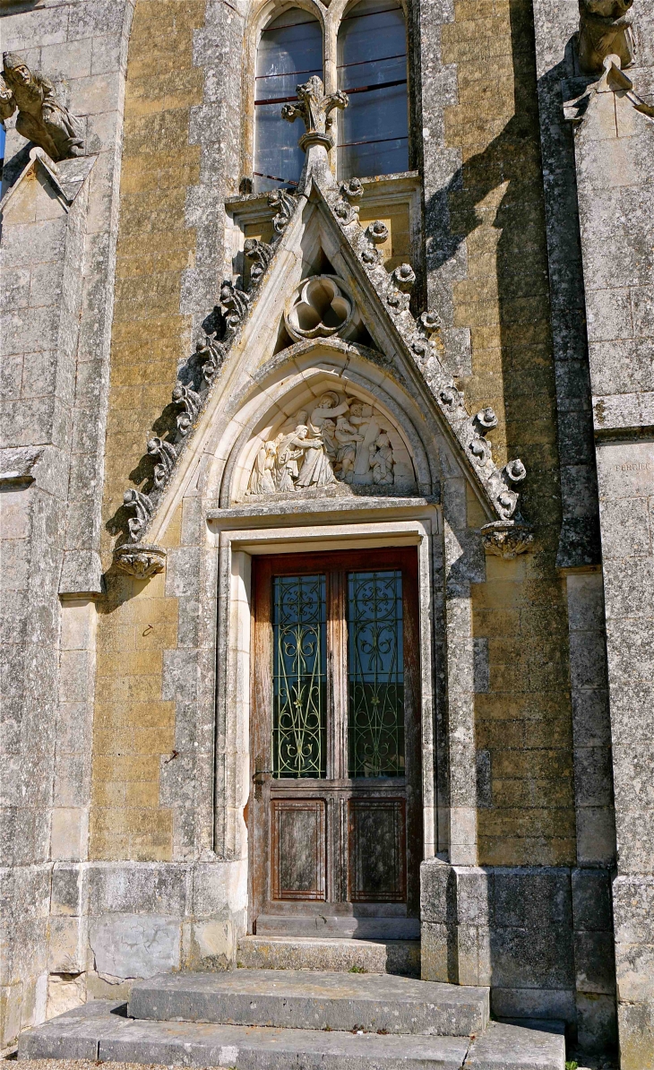 La chapelle centrale du cimetière ornée de gargouilles - Excideuil