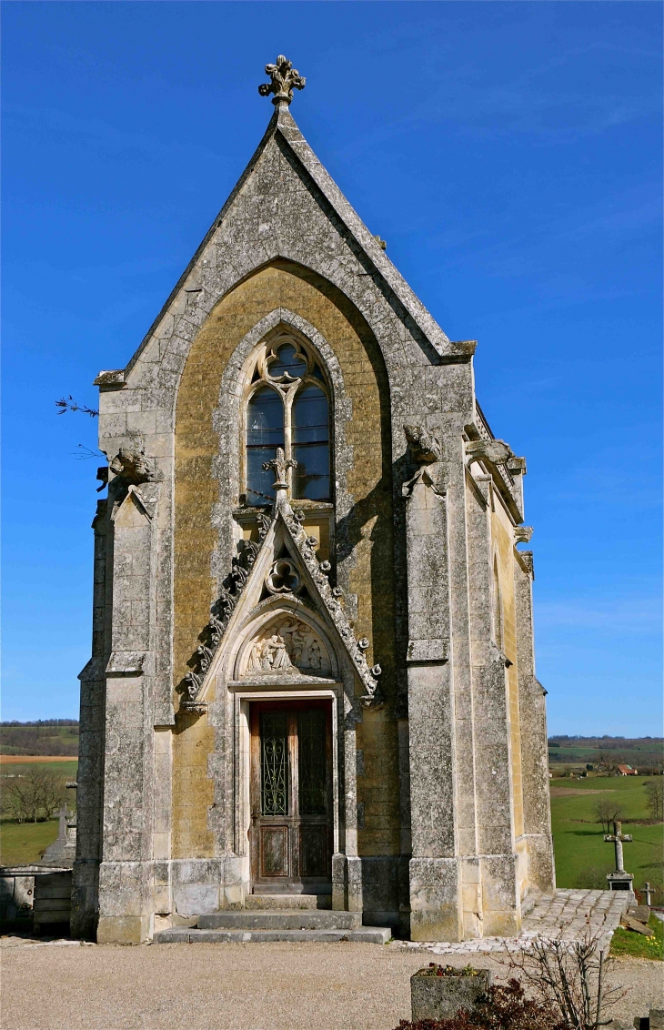 La chapelle centrale du cimetière ornée de gargouilles - Excideuil