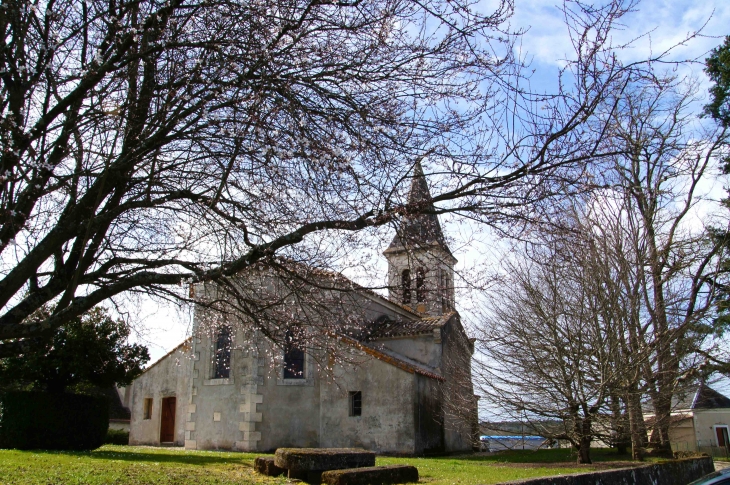 La nef de l'église Saint-Pierre d'Eygurande, du XIXe siècle, parties plus anciennes. - Eygurande-et-Gardedeuil