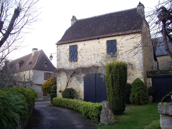 Maisons typiques du Périgord. - Fanlac