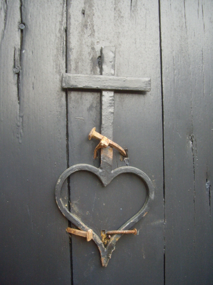 Symbole religieux sur une porte. - Fanlac