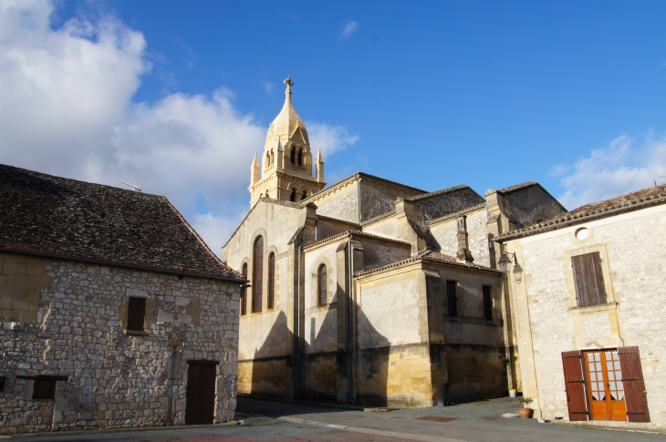 Eglise Saint-Saturnin, reconstruite au XIXe à l'emplacement de l'ancienne datant du XVIe siècle.(neo-gothique, par Paul Abadie). - Faux