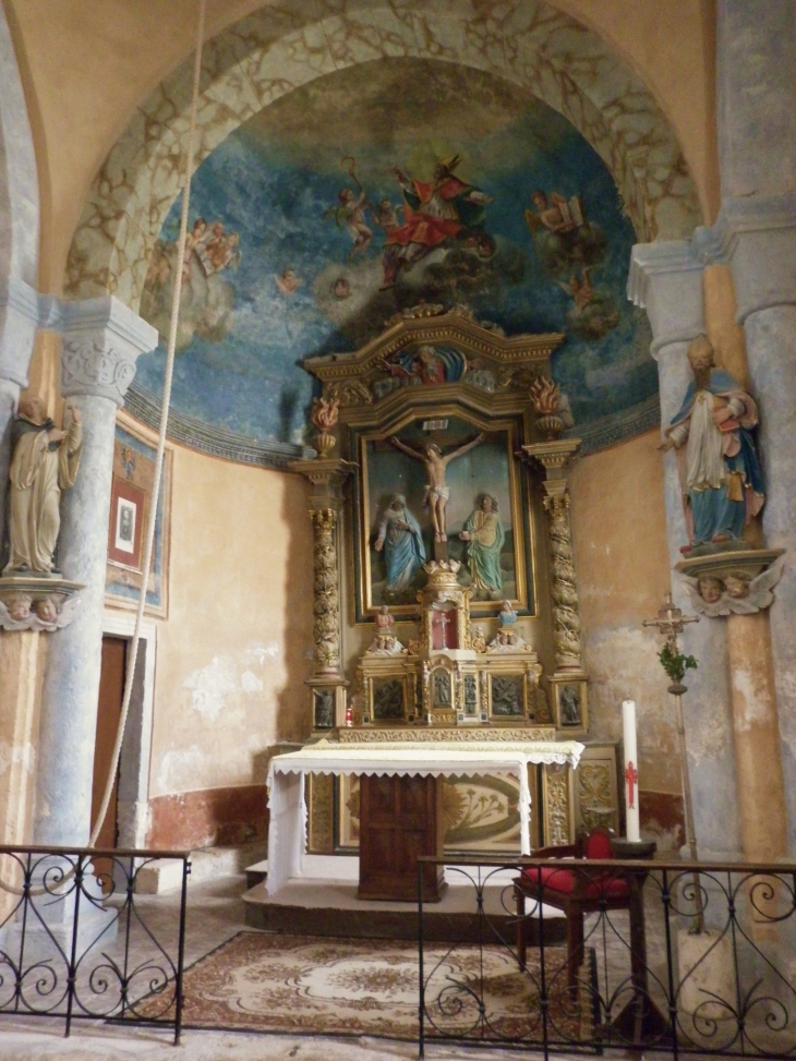L'abside semi-circulaire voûtée en cul-de-four et son retable polychrome XVIIème. - Festalemps