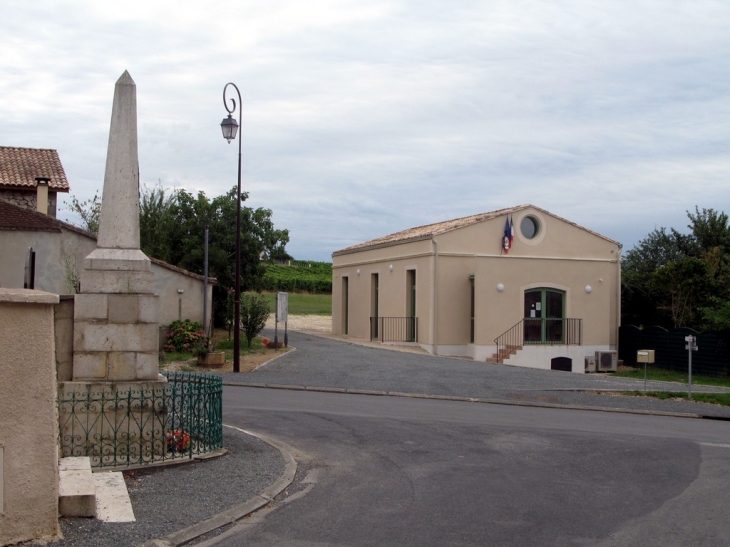 La mairie et le monument aux morts - Flaugeac