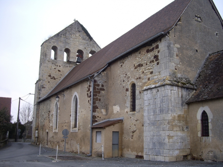 L'église romane et son clocher mur à 4 baies campanaires, cette église abrite le musée de l'harmonium. - Fossemagne