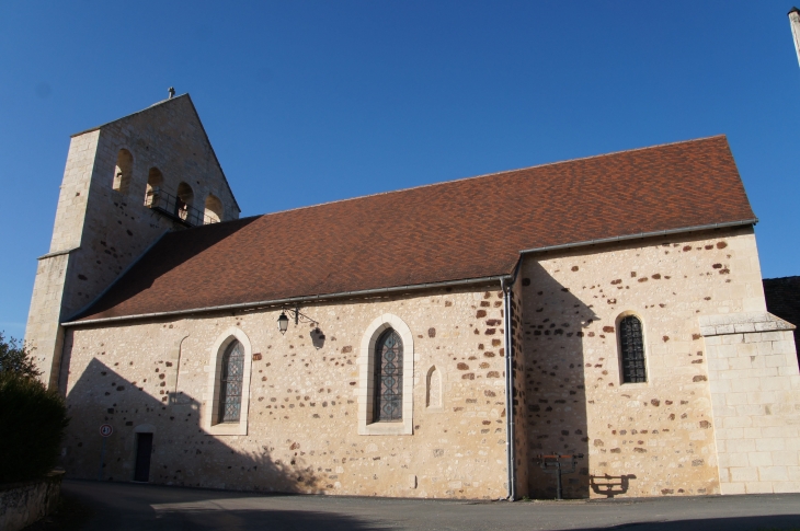 Eglise Saint Astier, romane, avec un clocher-mur à quatre baies campanaires. - Fossemagne