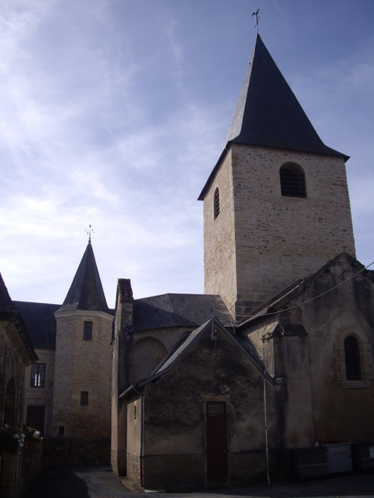 L'église romane 12ème siècle. - Génis