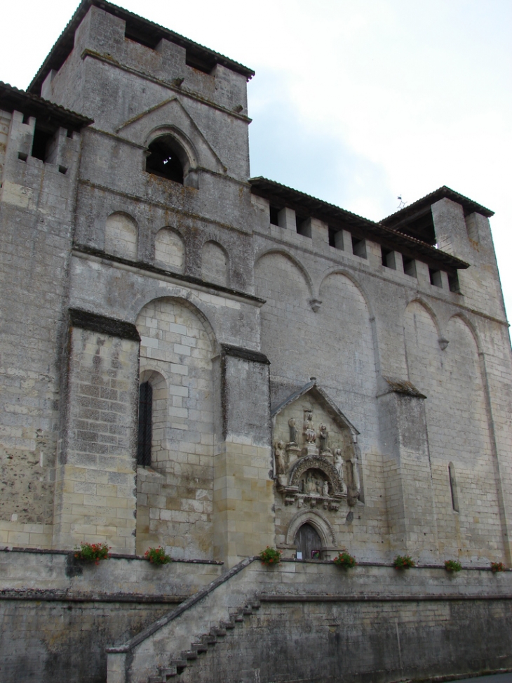 église-forteresse St Pierre et St Paul 12e s - Grand-Brassac