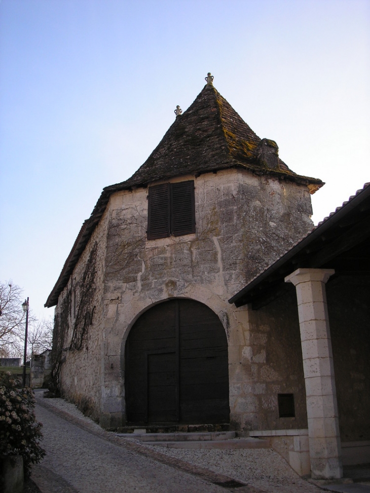 Les abords de l'église - Grand-Brassac