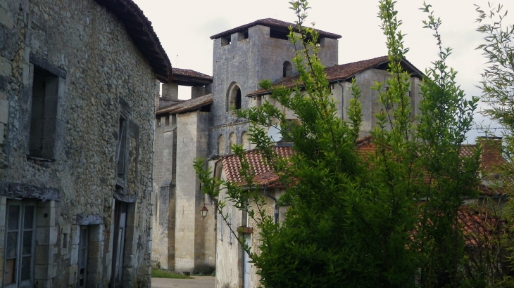 L'église (MH) fortifiée XII/XVIème. - Grand-Brassac